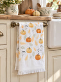 Essuie-mains blanc à motifs de potirons orange et feuillages verts, style campagne automnale pour décoration de cuisine