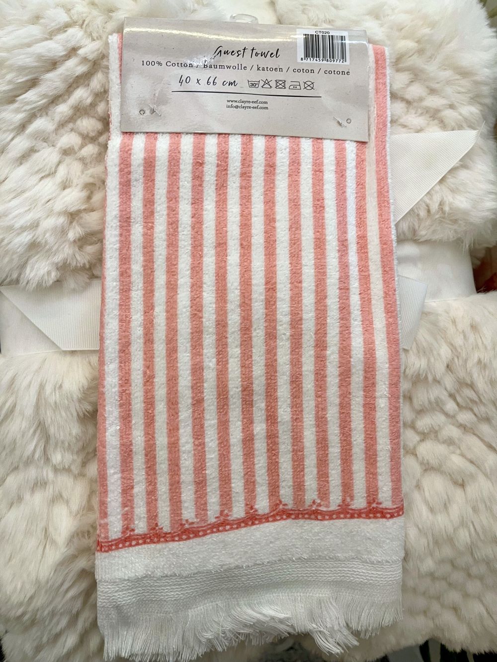 Essuie-mains en coton blanc décoré d’un bouquet de roses roses et jaunes avec détails vintage, idéal pour une cuisine romantique shabby chic ou une salle de bain de charme