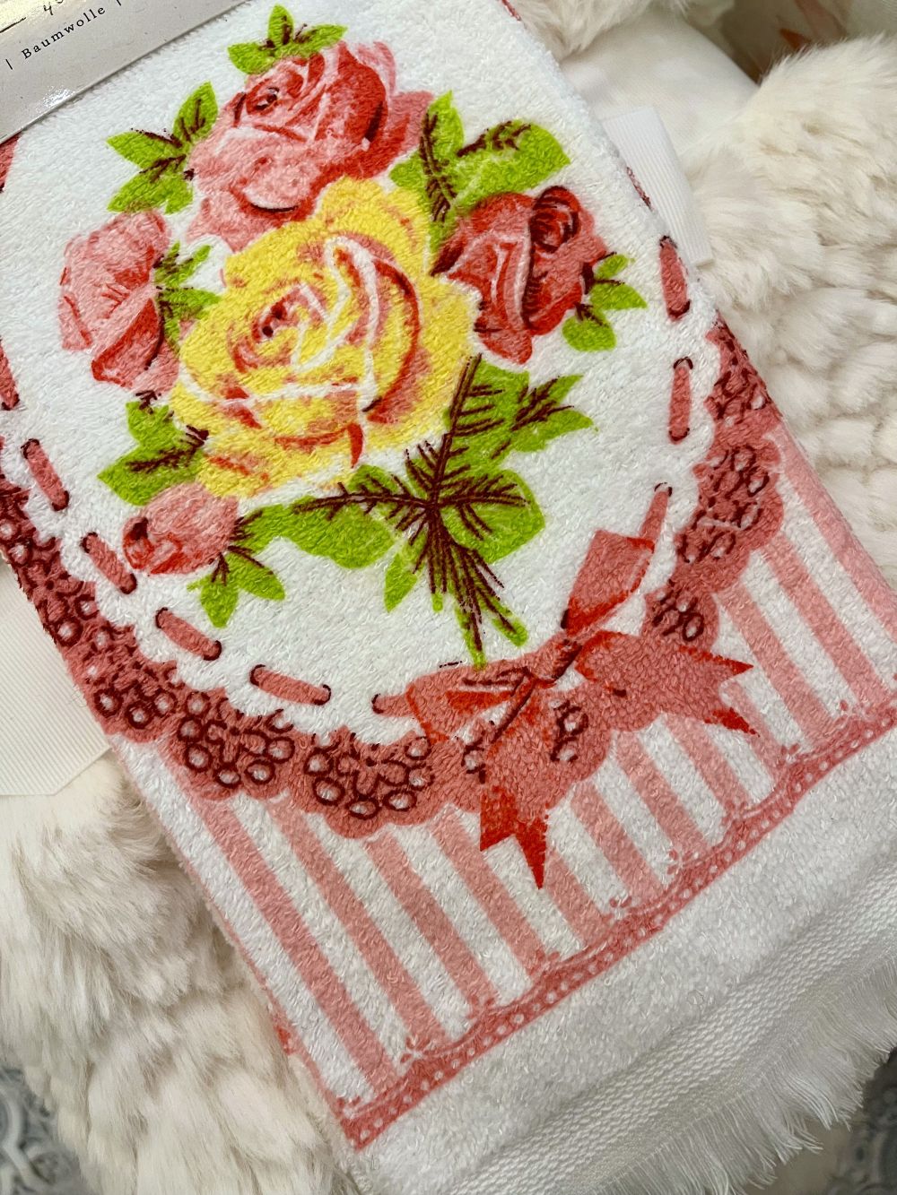 Essuie-mains en coton blanc décoré d’un bouquet de roses roses et jaunes avec détails vintage, idéal pour une cuisine romantique shabby chic ou une salle de bain de charme