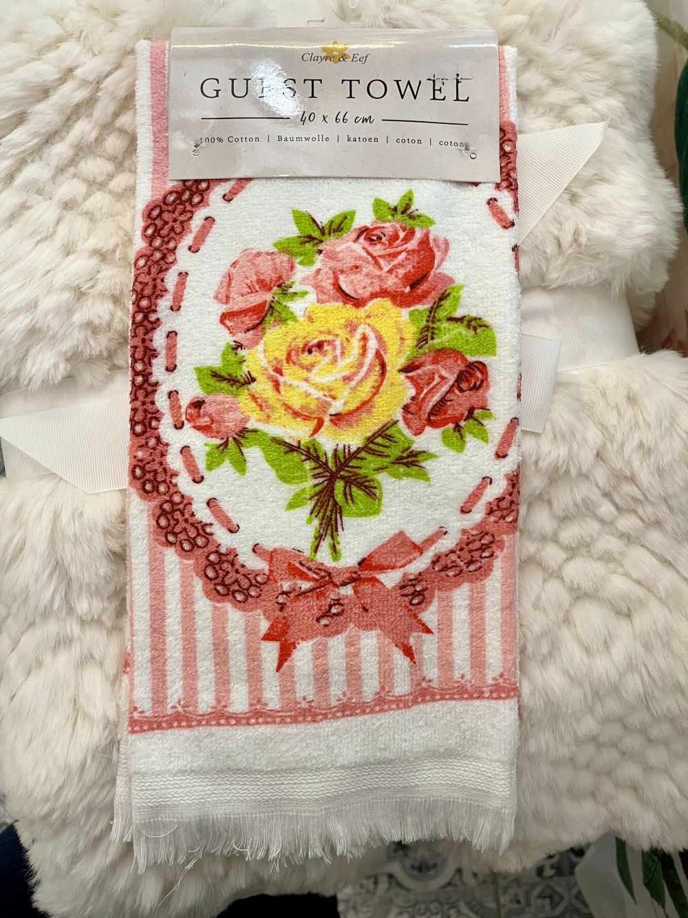 Essuie-mains en coton blanc décoré d’un bouquet de roses roses et jaunes avec détails vintage, idéal pour une cuisine romantique shabby chic ou une salle de bain de charme