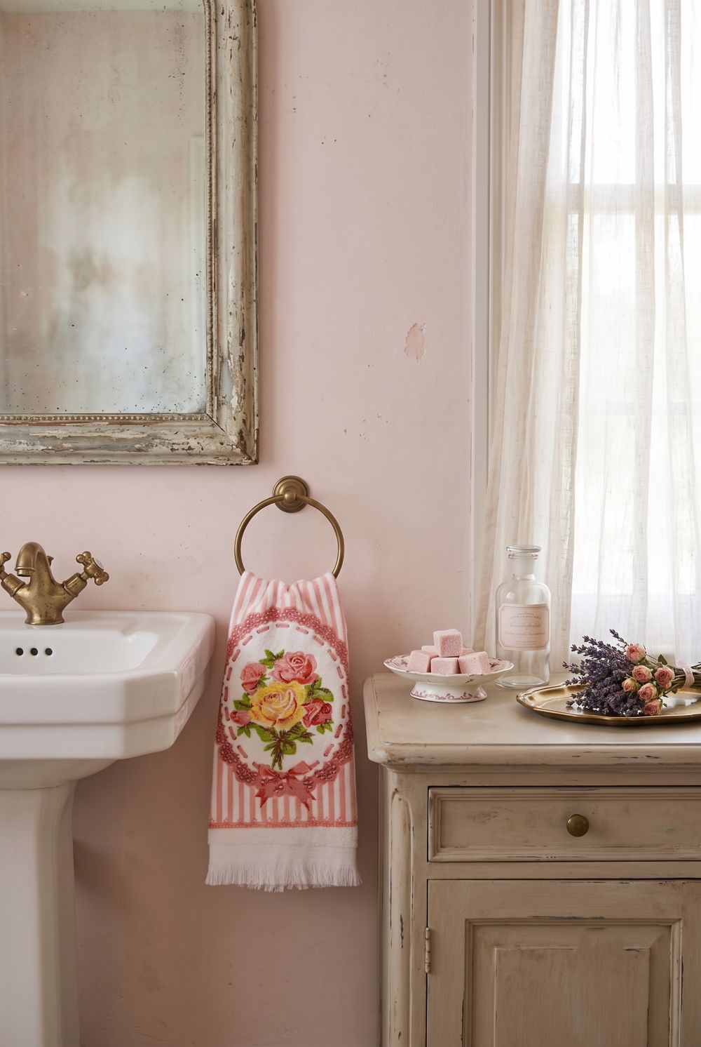 Essuie-mains en coton blanc décoré d’un bouquet de roses roses et jaunes avec détails vintage, idéal pour une cuisine romantique shabby chic ou une salle de bain de charme