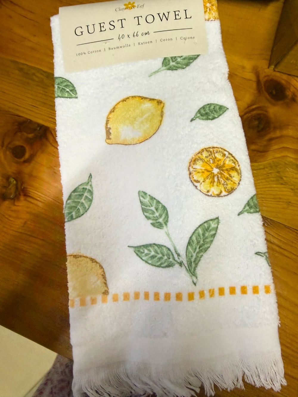 Essuie-mains en coton blanc décoré de citrons jaunes et feuillages verts, style campagne chic et décoration de cuisine de charme lumineuse et estivale