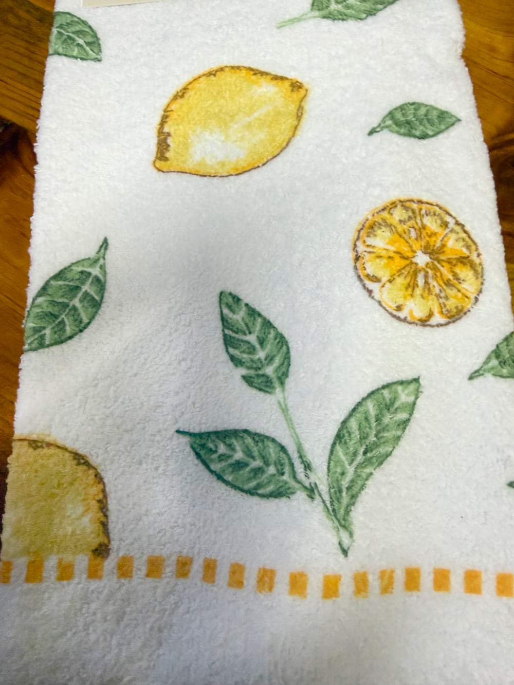 Essuie-mains en coton blanc décoré de citrons jaunes et feuillages verts, style campagne chic et décoration de cuisine de charme lumineuse et estivale