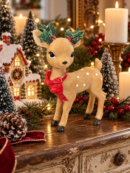 Faon Enchanté sur console de Noël avec sapins miniatures, maison illuminée et bougie