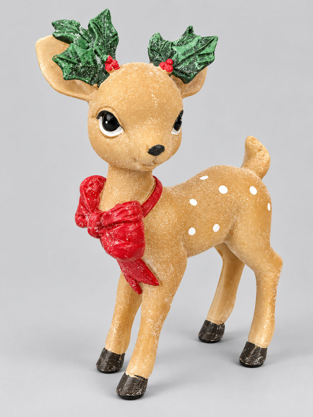 Figurine Faon Enchanté caramel à pois blancs, nœud rouge et feuillage vert, sur fond gris