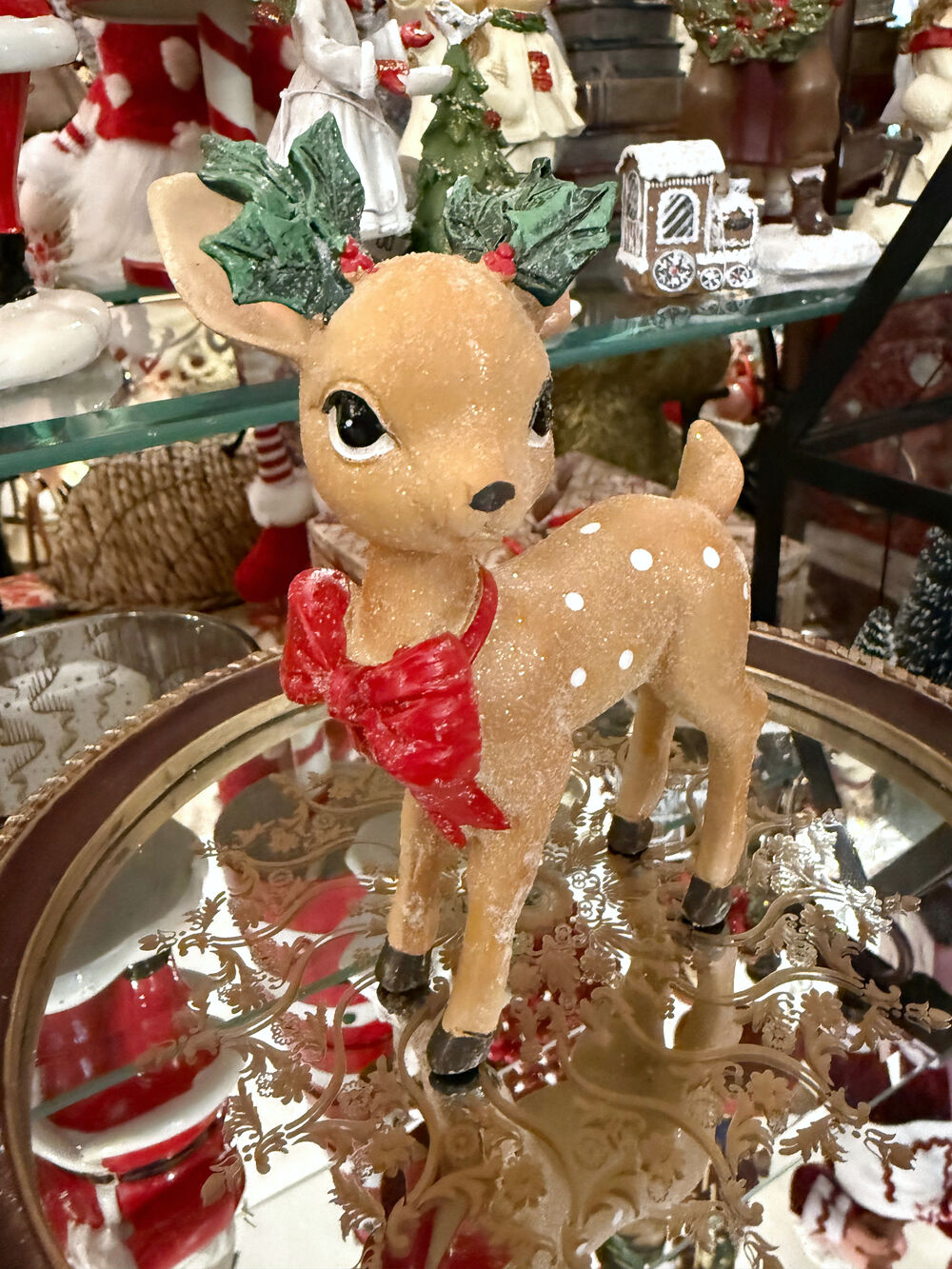 Faon Enchanté vu de trois quarts, figurine de Noël caramel avec nœud rouge et feuillage vert