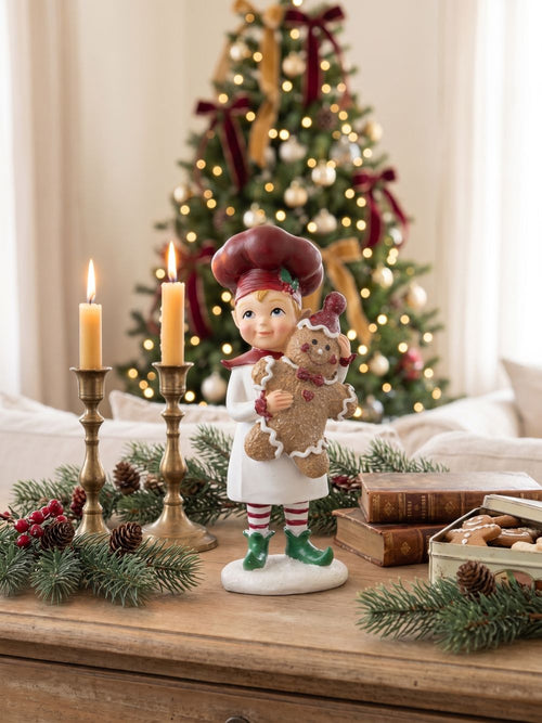 Figurine farfadet de Noël rouge et crème tenant un bonhomme pain d’épices, décoration féérique à poser sur un buffet ou près du sapin