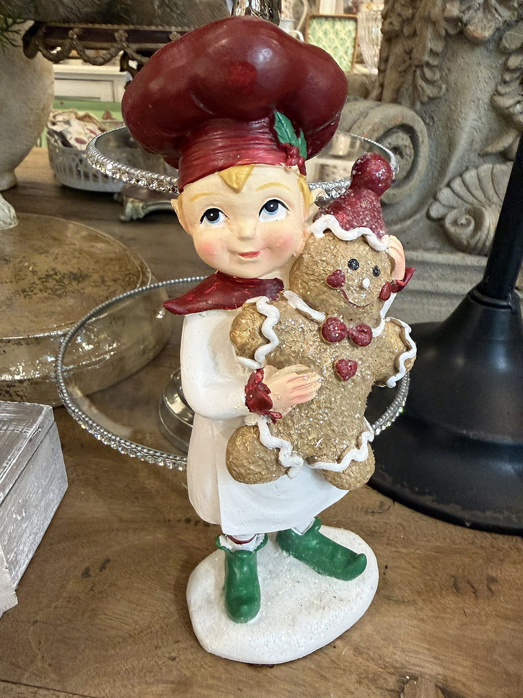 Figurine farfadet de Noël rouge et crème tenant un bonhomme pain d’épices, décoration féérique à poser sur un buffet ou près du sapin