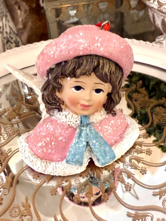 Figurine ange à suspendre style poupée victorienne, tenue rose pailletée et ruban bleu, avec ailes blanches, décoration de Noël romantique et poétique