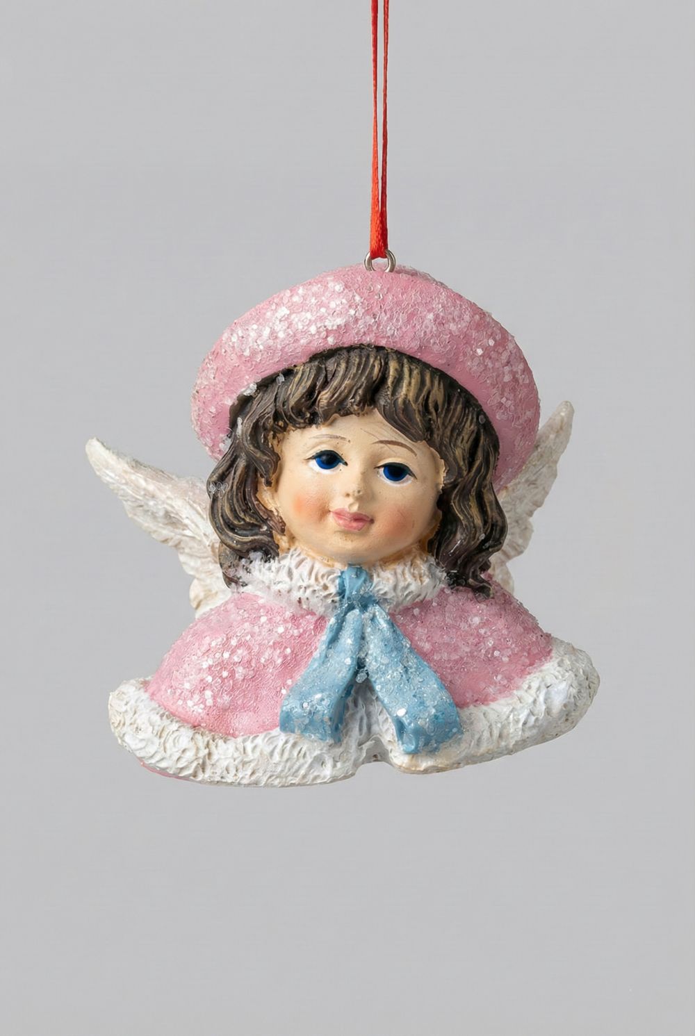 Figurine ange à suspendre style poupée victorienne, tenue rose pailletée et ruban bleu, avec ailes blanches, décoration de Noël romantique et poétique