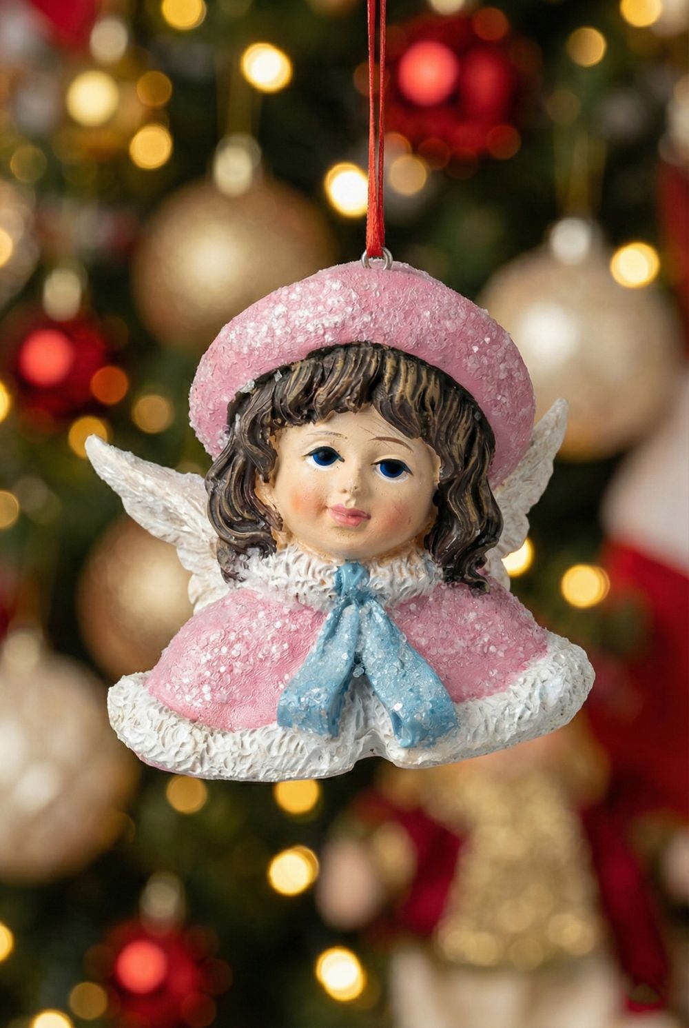Figurine ange à suspendre style poupée victorienne, tenue rose pailletée et ruban bleu, avec ailes blanches, décoration de Noël romantique et poétique