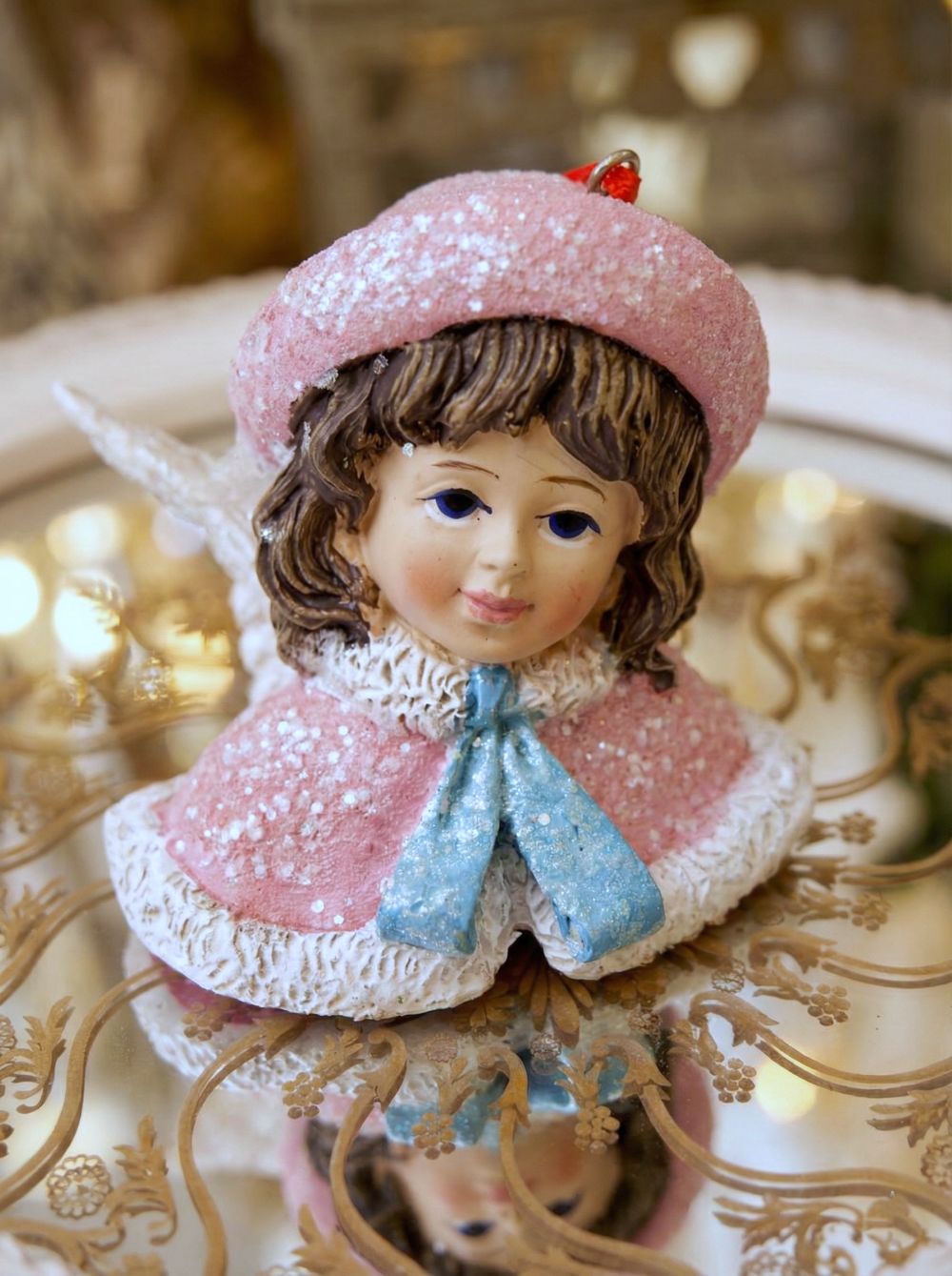 Figurine ange à suspendre style poupée victorienne, tenue rose pailletée et ruban bleu, avec ailes blanches, décoration de Noël romantique et poétique