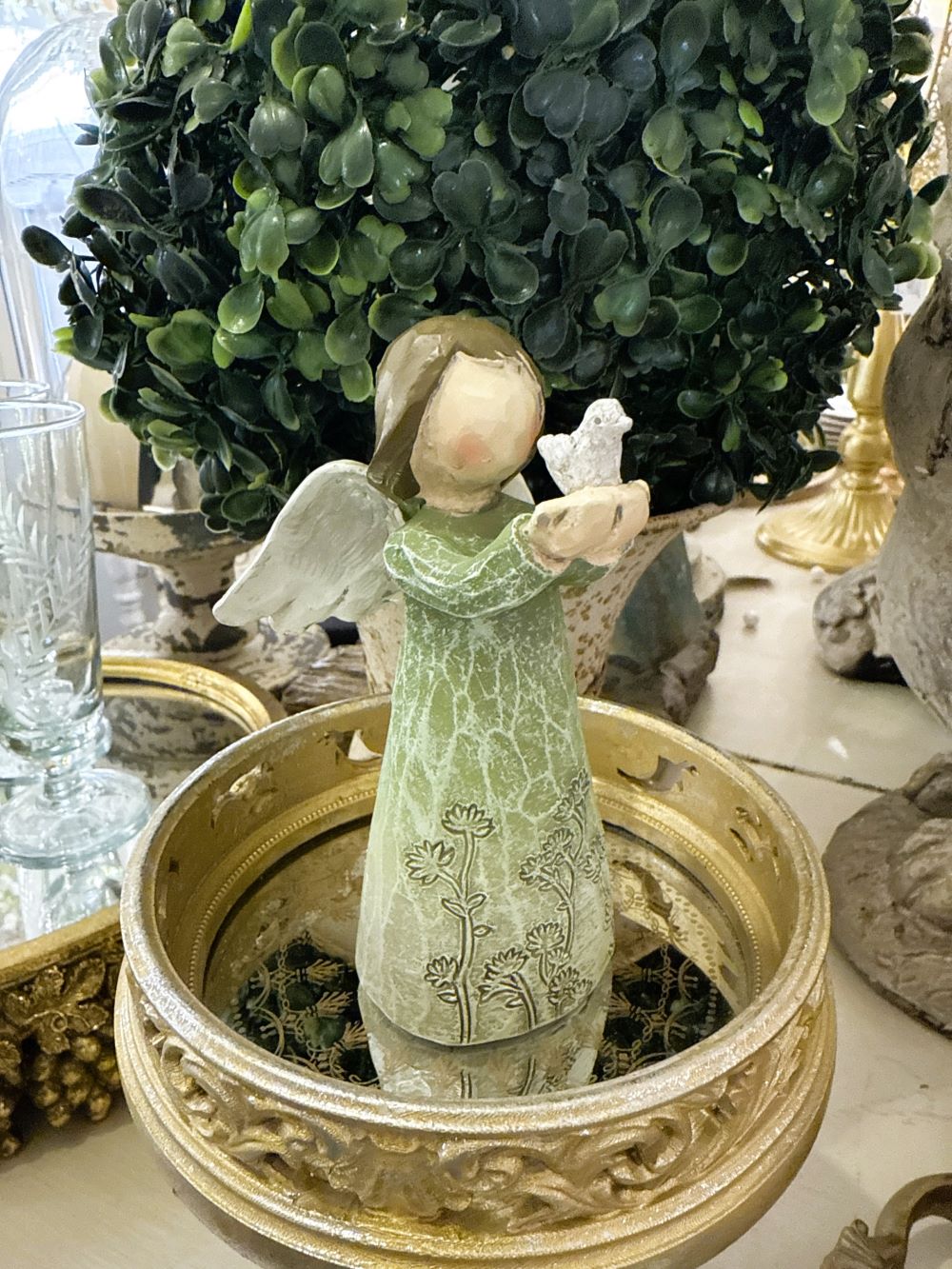 Figurine décorative ange en robe verte avec oiseau blanc, style shabby chic et romantique, couleurs vert, blanc et brun, ambiance douce et poétique