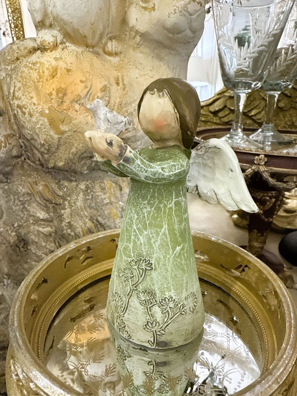 Figurine décorative ange en robe verte avec oiseau blanc, style shabby chic et romantique, couleurs vert, blanc et brun, ambiance douce et poétique