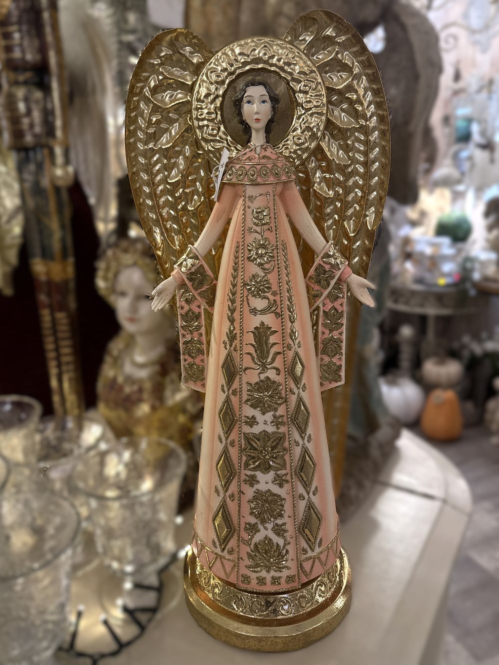 Figurine ange victorien décoratif 47 cm en rose poudré, ivoire et or, style romantique et féérique, idéale pour une décoration de charme