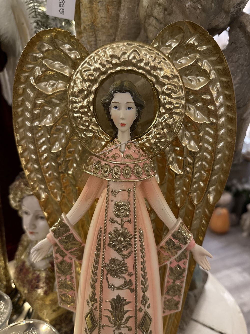 Figurine ange victorien décoratif 47 cm en rose poudré, ivoire et or, style romantique et féérique, idéale pour une décoration de charme