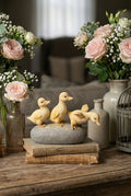 Figurine décorative de trois petits canards jaunes sur socle effet pierre, ambiance printanière et romantique avec fleurs, style shabby chic et décoration de charme