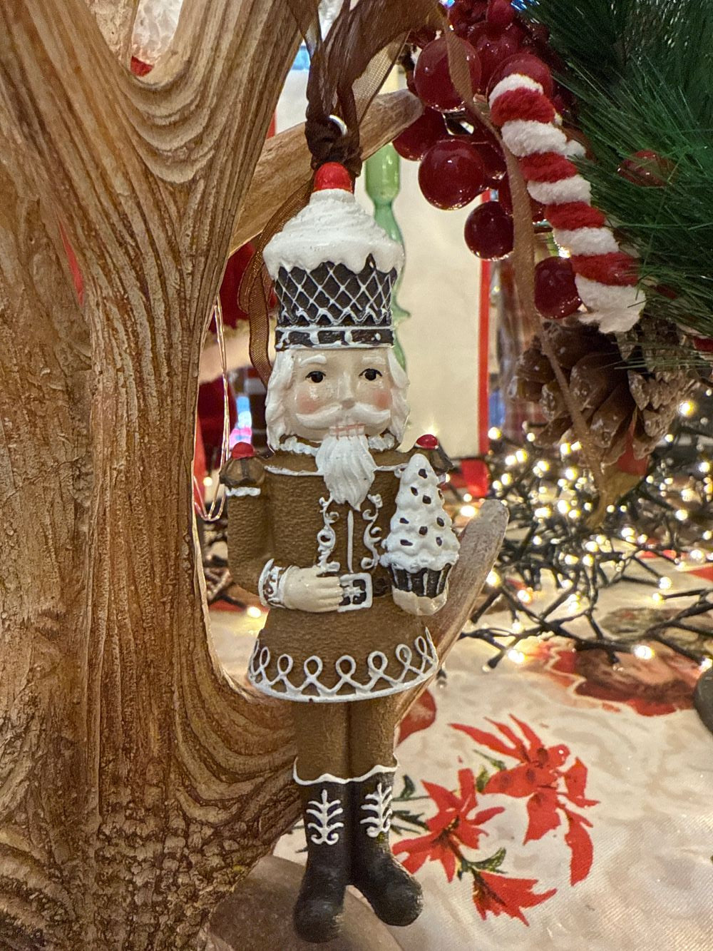 Figurine casse-noisette Cupcake brun et blanc tenant un cupcake, décoration de Noël gourmande style shabby chic et féérique, hauteur 12 cm