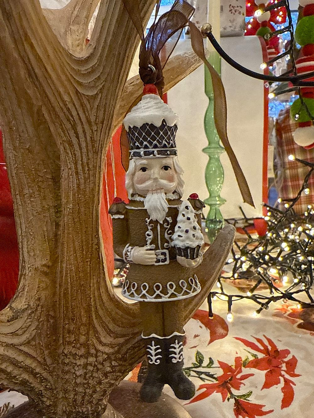 Figurine casse-noisette Cupcake brun et blanc tenant un cupcake, décoration de Noël gourmande style shabby chic et féérique, hauteur 12 cm