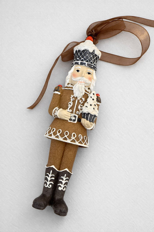 Figurine casse-noisette Cupcake brun et blanc tenant un cupcake, décoration de Noël gourmande style shabby chic et féérique, hauteur 12 cm