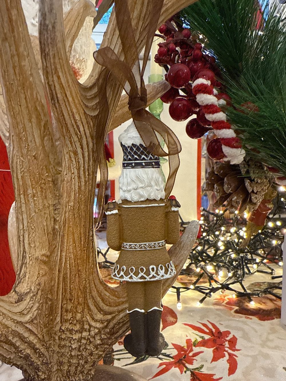 Figurine casse-noisette Cupcake brun et blanc tenant un cupcake, décoration de Noël gourmande style shabby chic et féérique, hauteur 12 cm