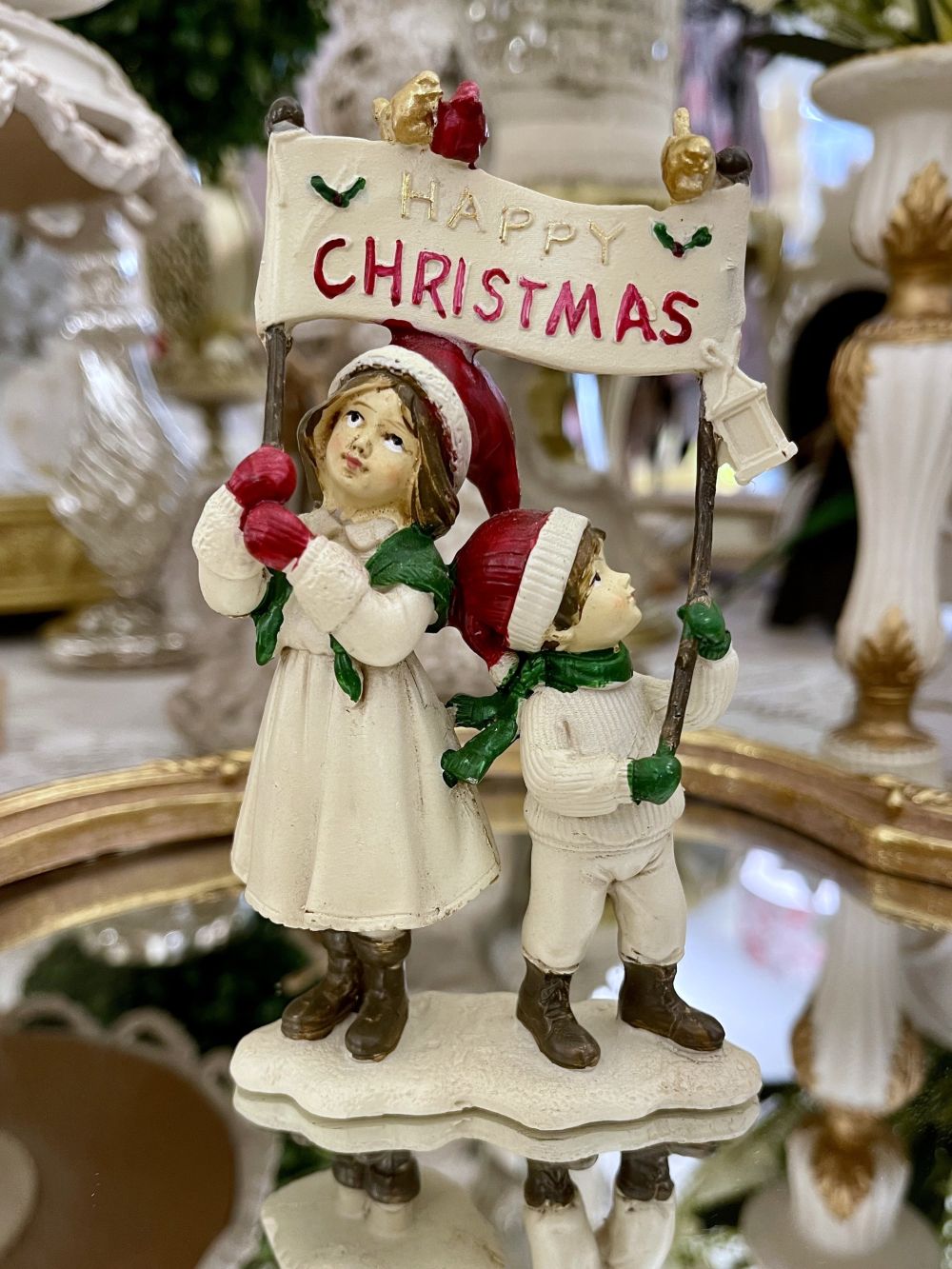 Figurine décorative de Noël représentant des enfants avec inscription Happy Christmas, tons doux et festifs, décoration de charme pour ambiance féérique hivernale