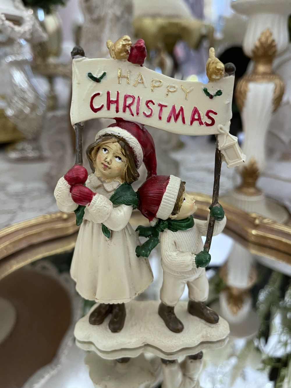Figurine décorative de Noël représentant des enfants avec inscription Happy Christmas, tons doux et festifs, décoration de charme pour ambiance féérique hivernale