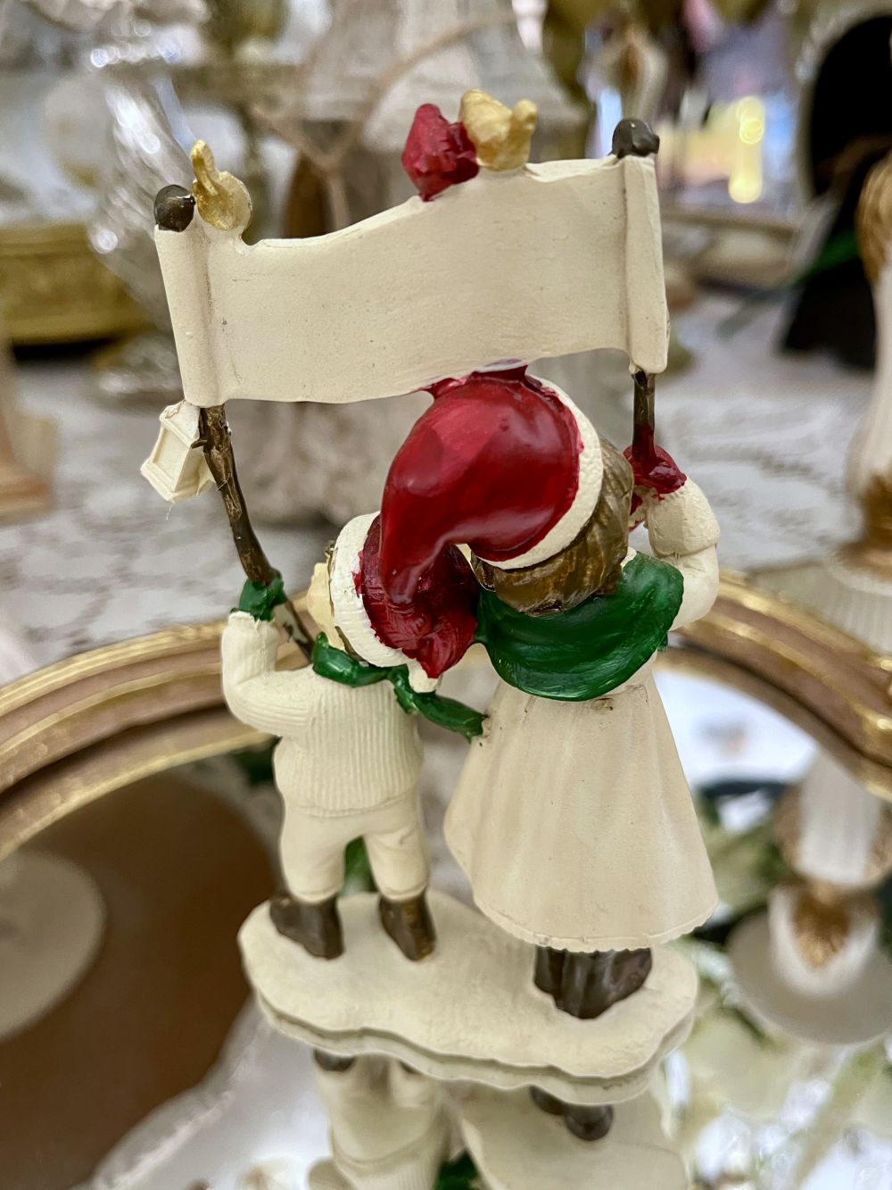 Figurine décorative de Noël représentant des enfants avec inscription Happy Christmas, tons doux et festifs, décoration de charme pour ambiance féérique hivernale