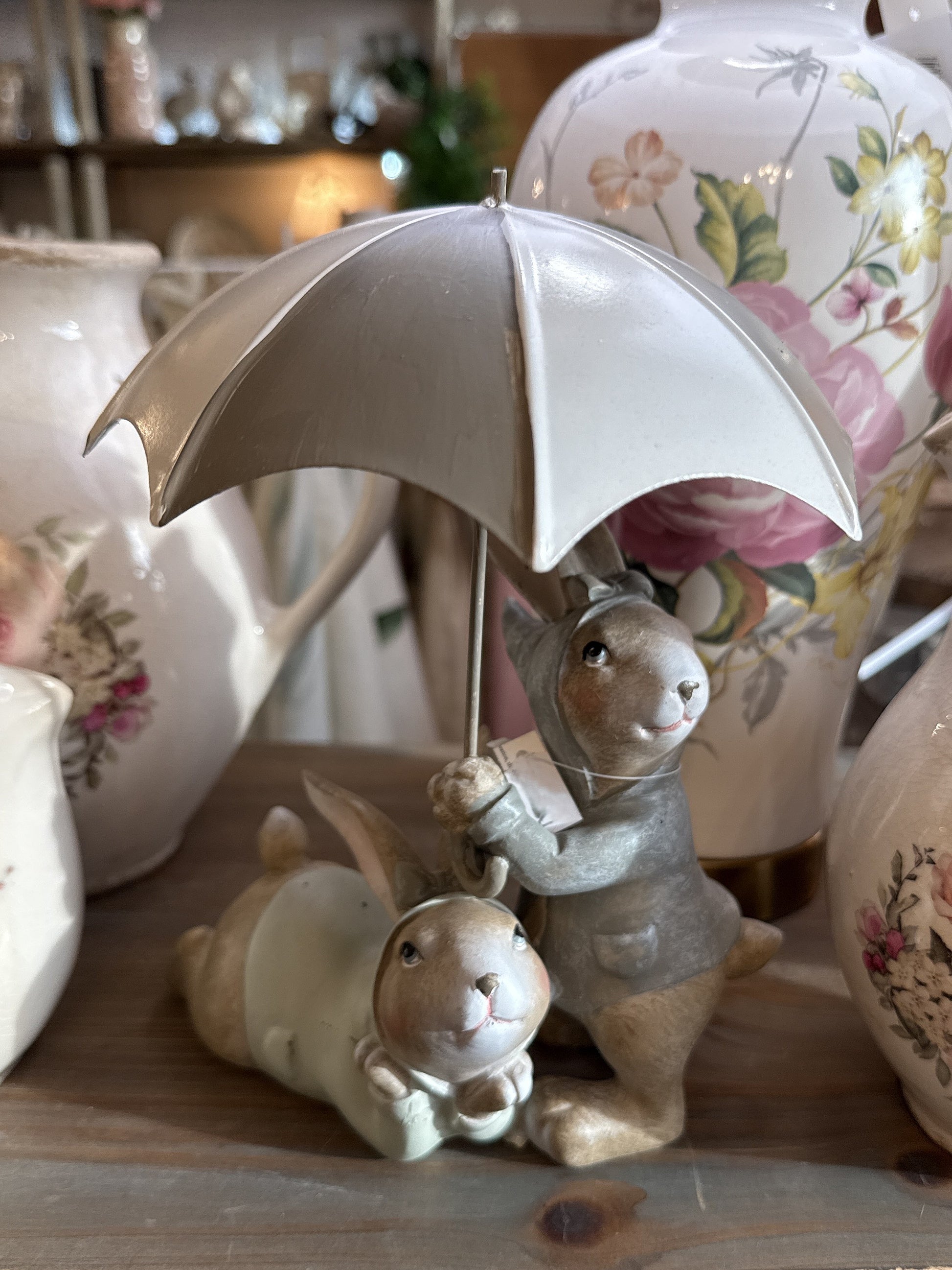 Figurine décorative de lapins sous un parapluie, tons blanc gris et beige, style shabby chic et romantique, ambiance poétique et féérique