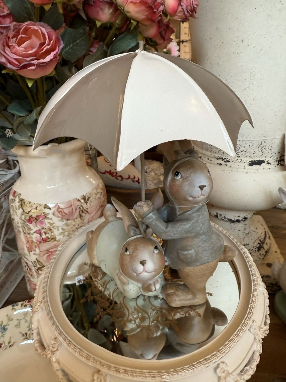 Figurine décorative de lapins sous un parapluie, tons blanc gris et beige, style shabby chic et romantique, ambiance poétique et féérique