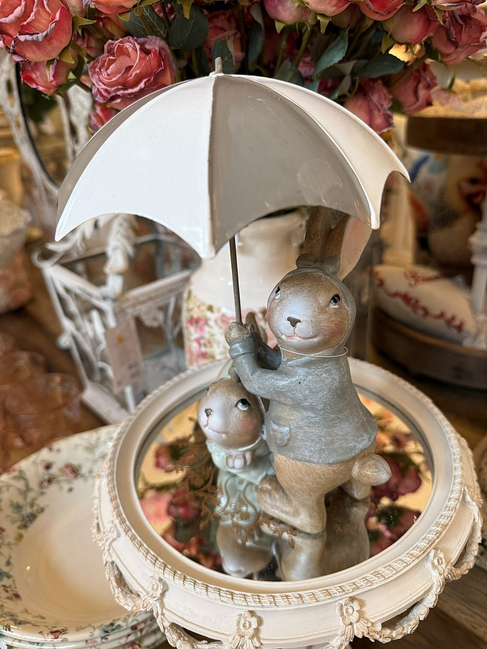 Figurine décorative de lapins sous un parapluie, tons blanc gris et beige, style shabby chic et romantique, ambiance poétique et féérique