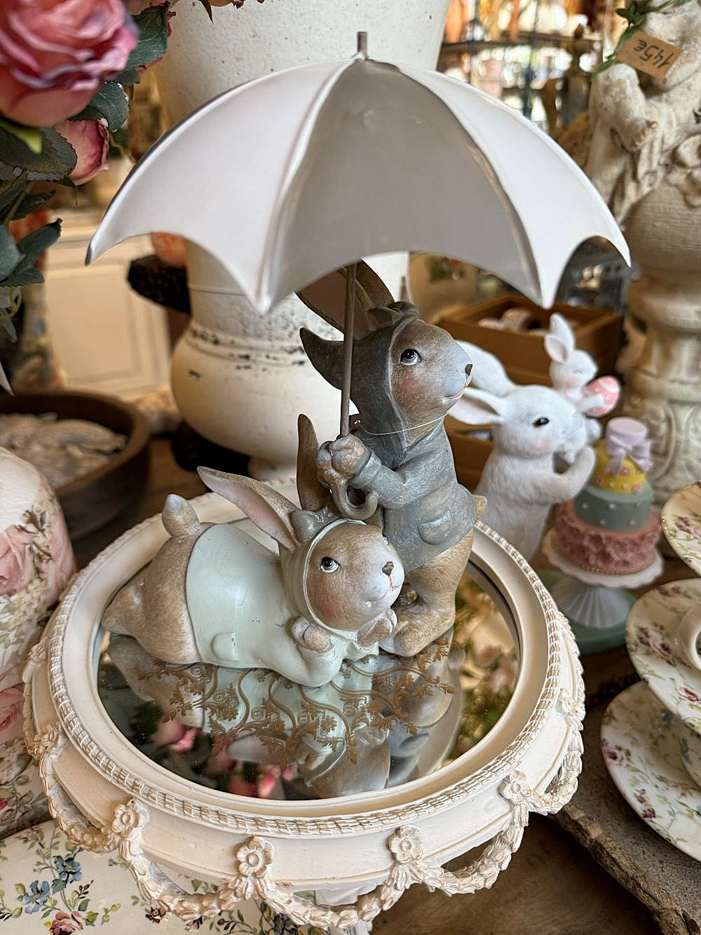 Figurine décorative de lapins sous un parapluie, tons blanc gris et beige, style shabby chic et romantique, ambiance poétique et féérique