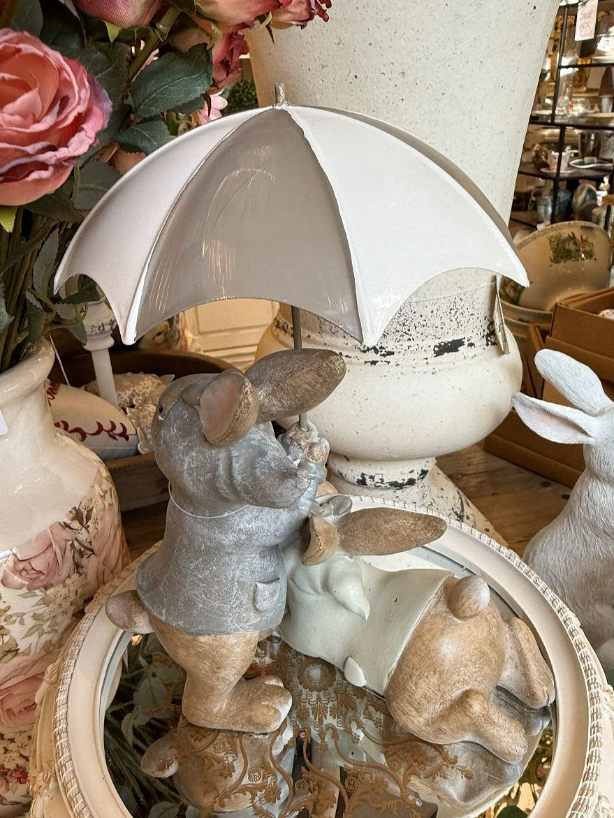 Figurine décorative de lapins sous un parapluie, tons blanc gris et beige, style shabby chic et romantique, ambiance poétique et féérique