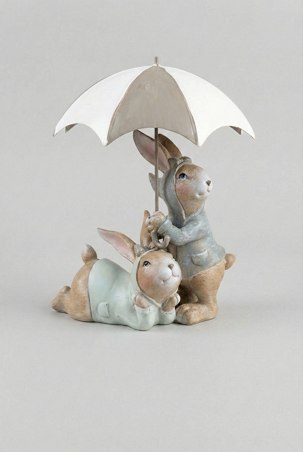 Figurine décorative de lapins sous un parapluie, tons blanc gris et beige, style shabby chic et romantique, ambiance poétique et féérique