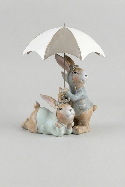 Figurine décorative de lapins sous un parapluie, tons blanc gris et beige, style shabby chic et romantique, ambiance poétique et féérique