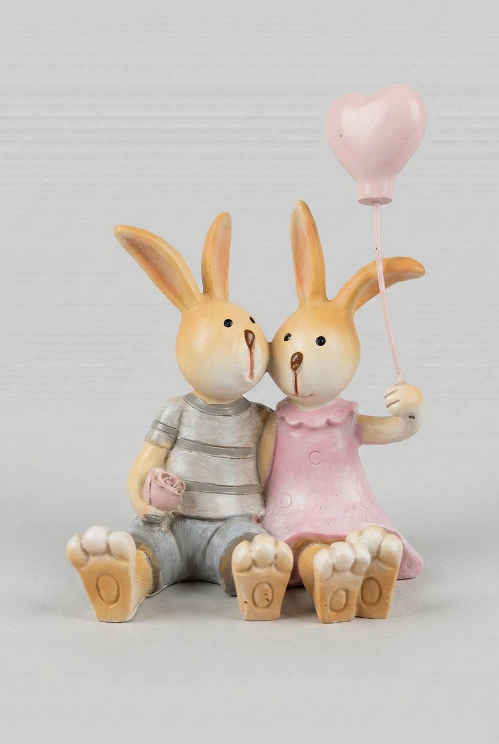Figurine décorative duo de lapins enlacés avec ballon cœur rose, tons rose poudré et gris, style shabby chic romantique et féérique, ambiance décoration de charme.