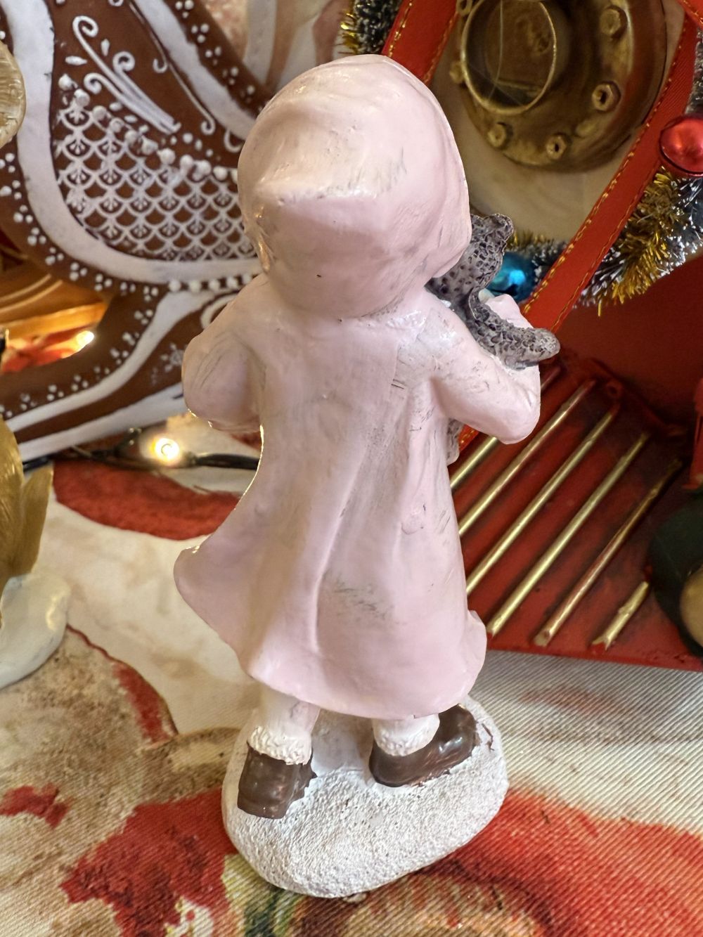 Figurine décorative de petite fille en manteau rose tenant un ourson, tons rose, bleu et brun, style romantique et shabby chic, hauteur 13 cm, ambiance poétique et féérique