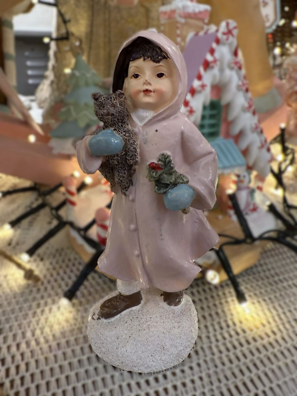 Figurine décorative de petite fille en manteau rose tenant un ourson, tons rose, bleu et brun, style romantique et shabby chic, hauteur 13 cm, ambiance poétique et féérique