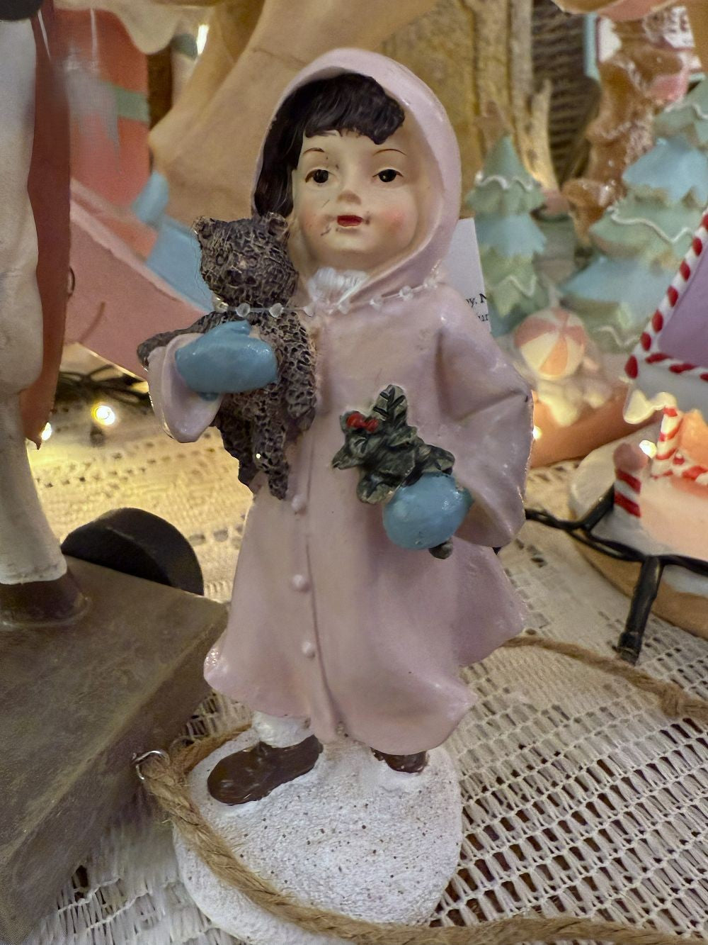 Figurine décorative de petite fille en manteau rose tenant un ourson, tons rose, bleu et brun, style romantique et shabby chic, hauteur 13 cm, ambiance poétique et féérique