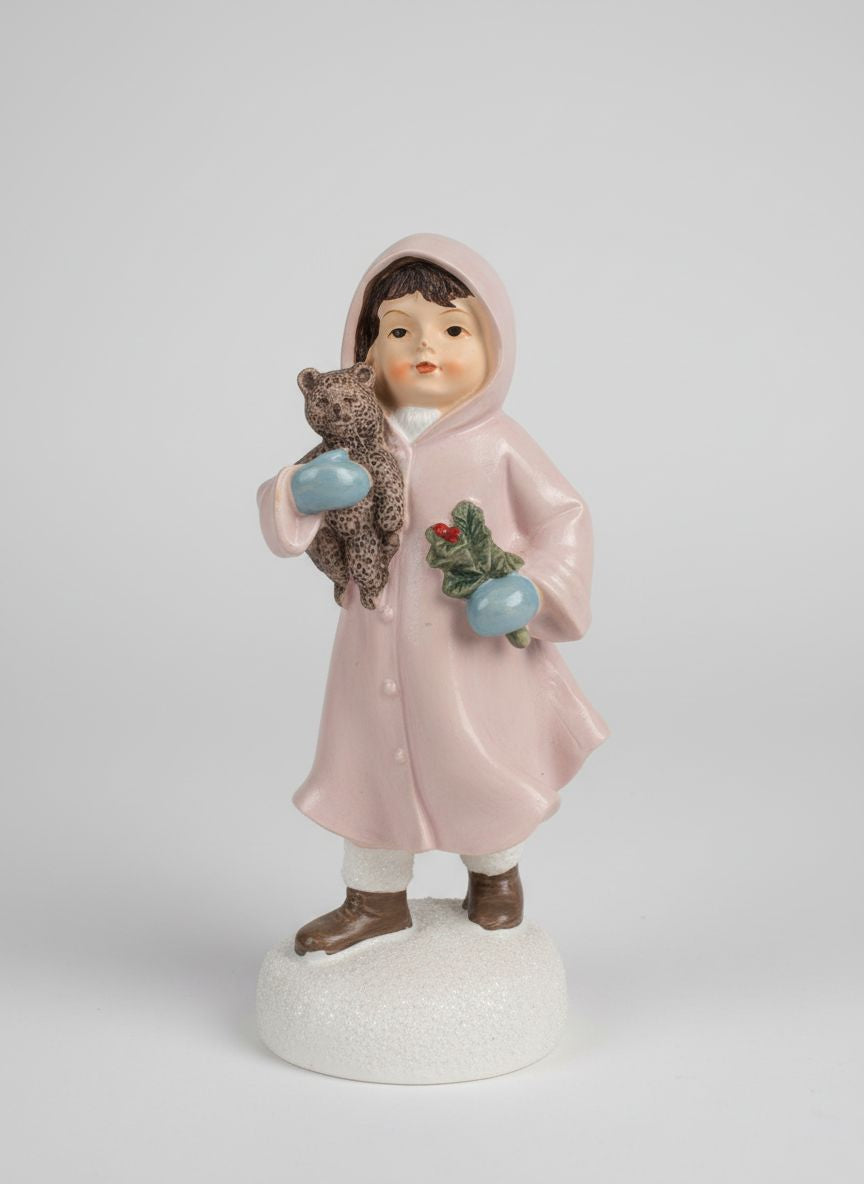 Figurine décorative de petite fille en manteau rose tenant un ourson, tons rose, bleu et brun, style romantique et shabby chic, hauteur 13 cm, ambiance poétique et féérique