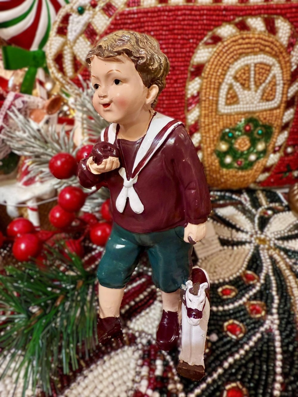 Figurine enfant rétro en tenue bordeaux et verte tenant un petit cheval, décoration romantique et féérique pour Noël