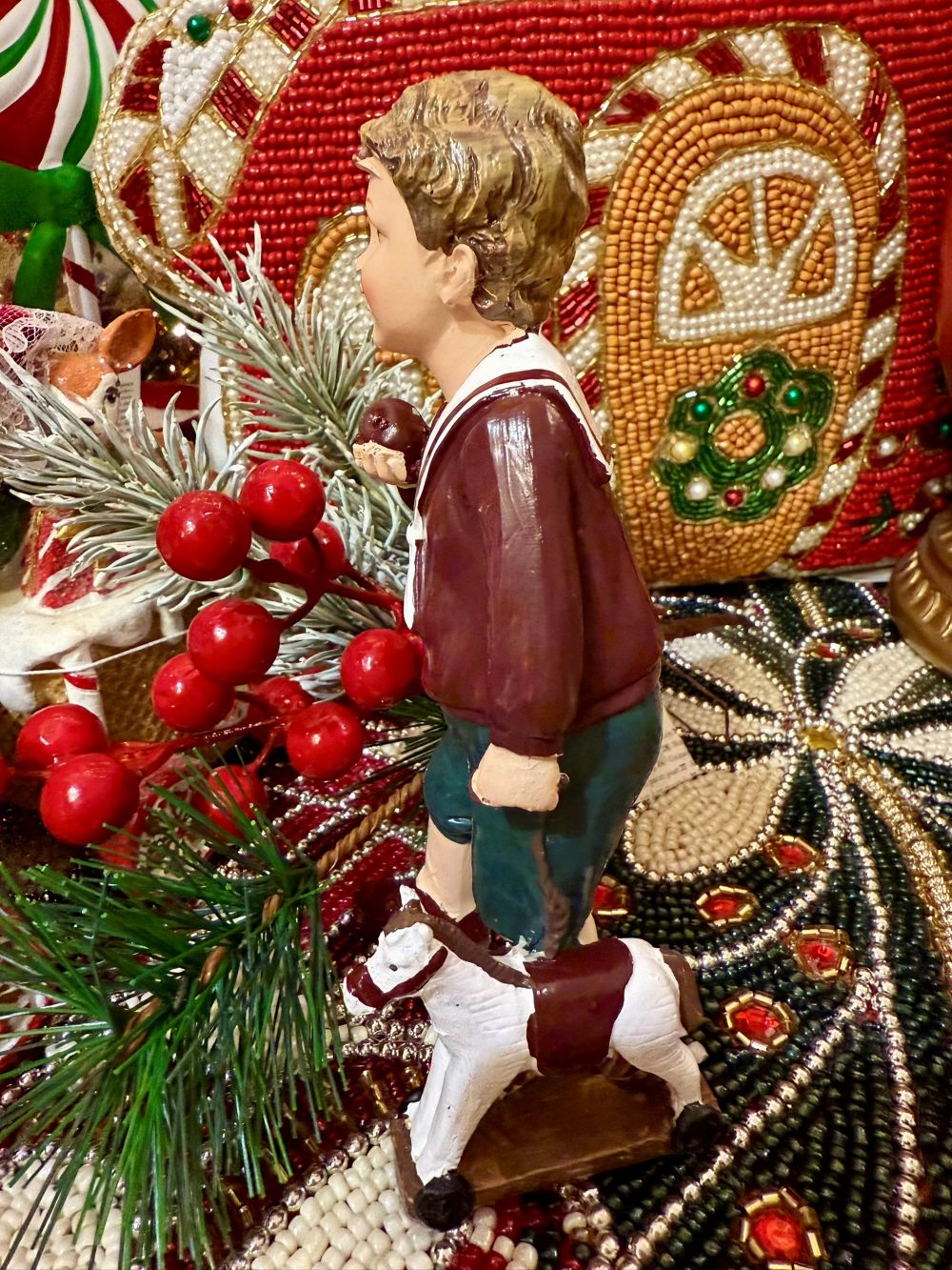 Figurine enfant rétro en tenue bordeaux et verte tenant un petit cheval, décoration romantique et féérique pour Noël