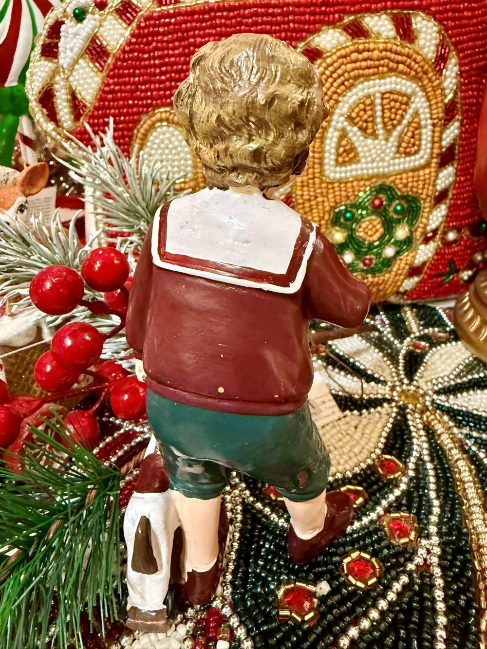 Figurine enfant rétro en tenue bordeaux et verte tenant un petit cheval, décoration romantique et féérique pour Noël