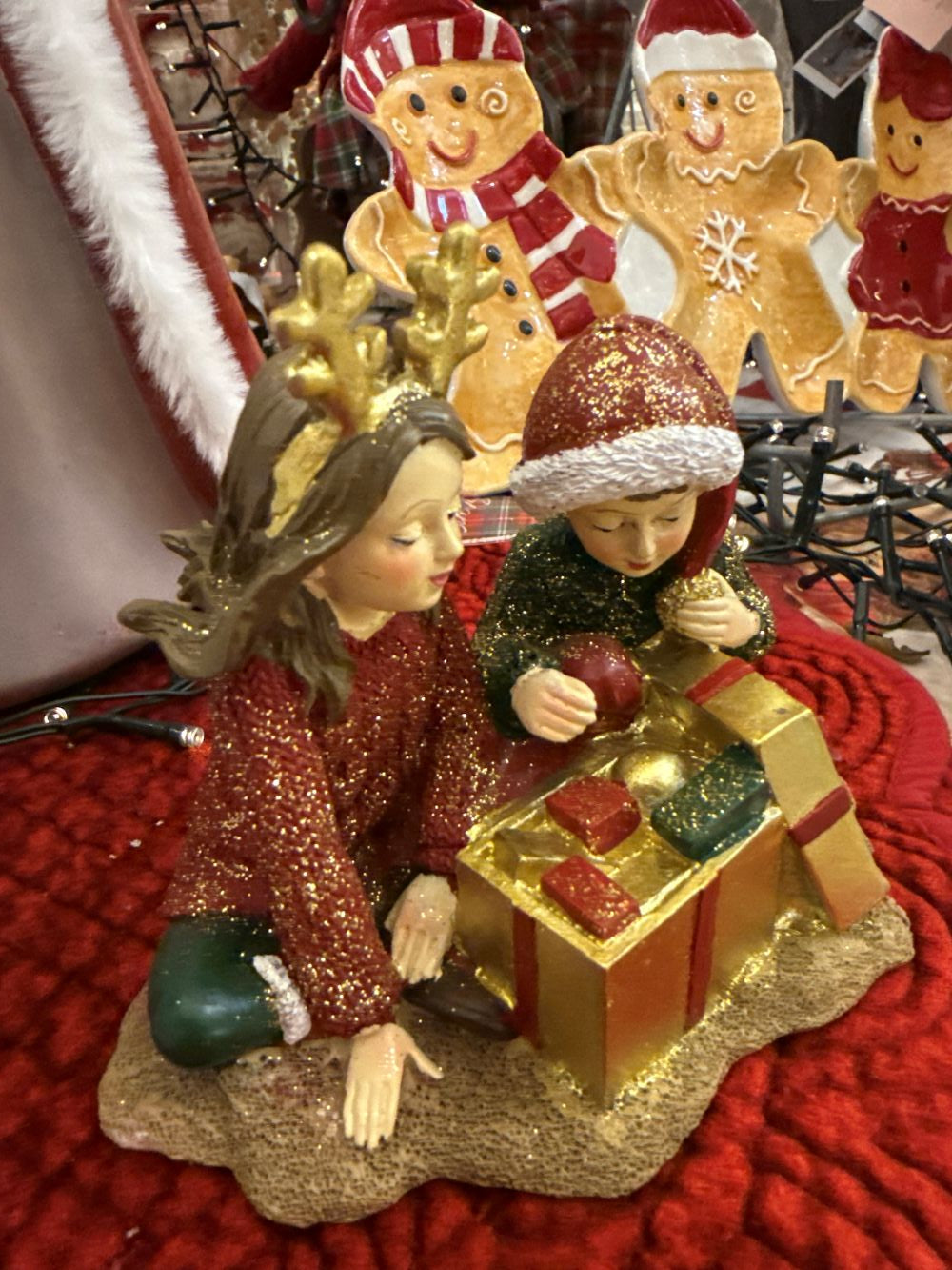 Figurine décorative représentant deux enfants avec des cadeaux de Noël, tons rouge or et vert, style féérique et romantique, décoration de charme shabby chic