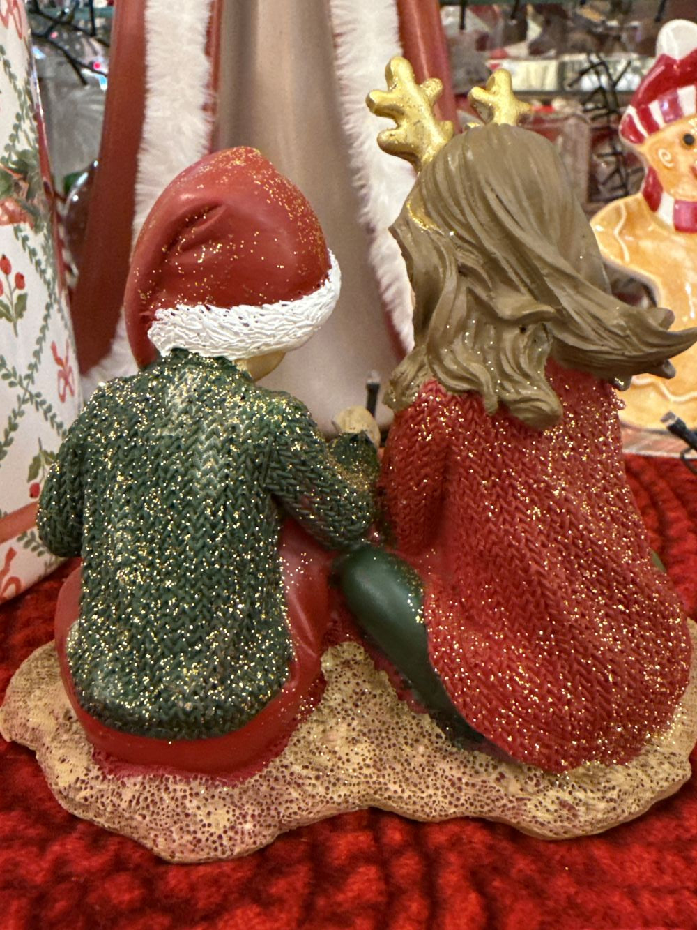 Figurine décorative représentant deux enfants avec des cadeaux de Noël, tons rouge or et vert, style féérique et romantique, décoration de charme shabby chic