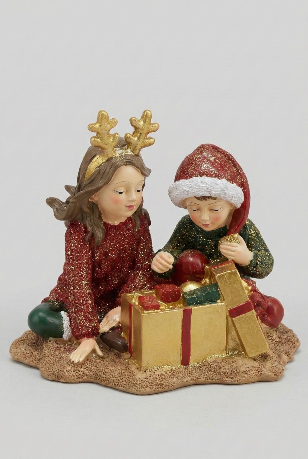 Figurine décorative représentant deux enfants avec des cadeaux de Noël, tons rouge or et vert, style féérique et romantique, décoration de charme shabby chic