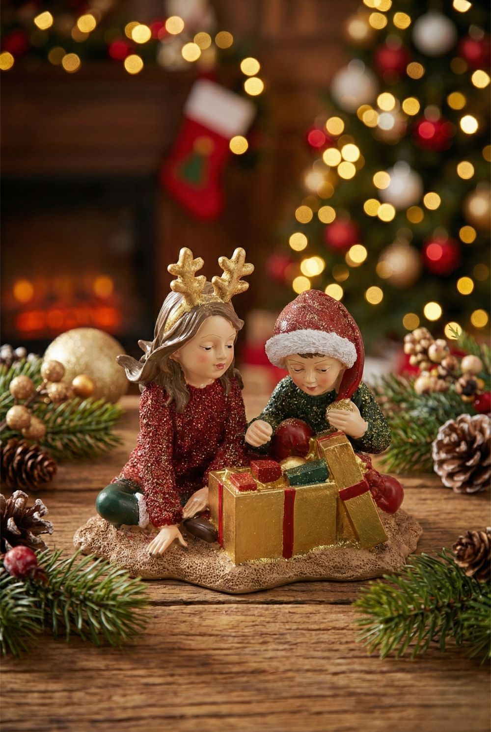 Figurine décorative représentant deux enfants avec des cadeaux de Noël, tons rouge or et vert, style féérique et romantique, décoration de charme shabby chic
