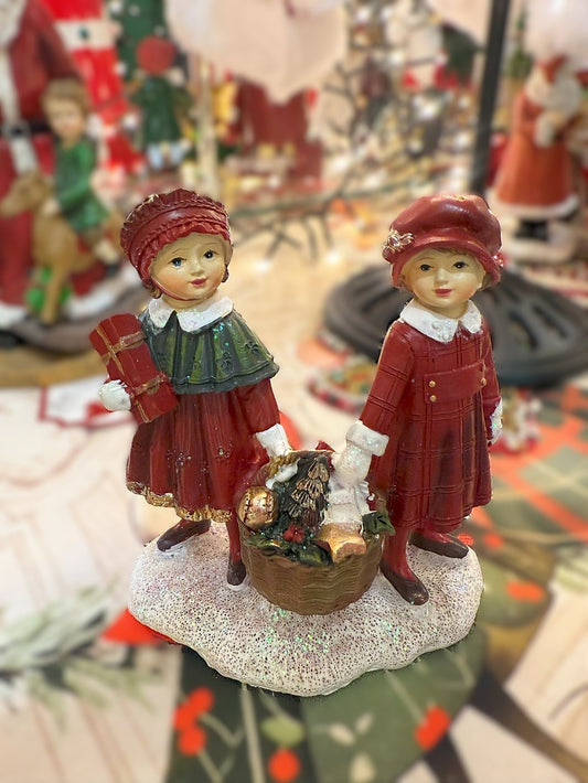 Figurine Enfants au Panier de Noël en rouge et vert, décoration shabby chic et féérique pour les fêtes de fin d’année