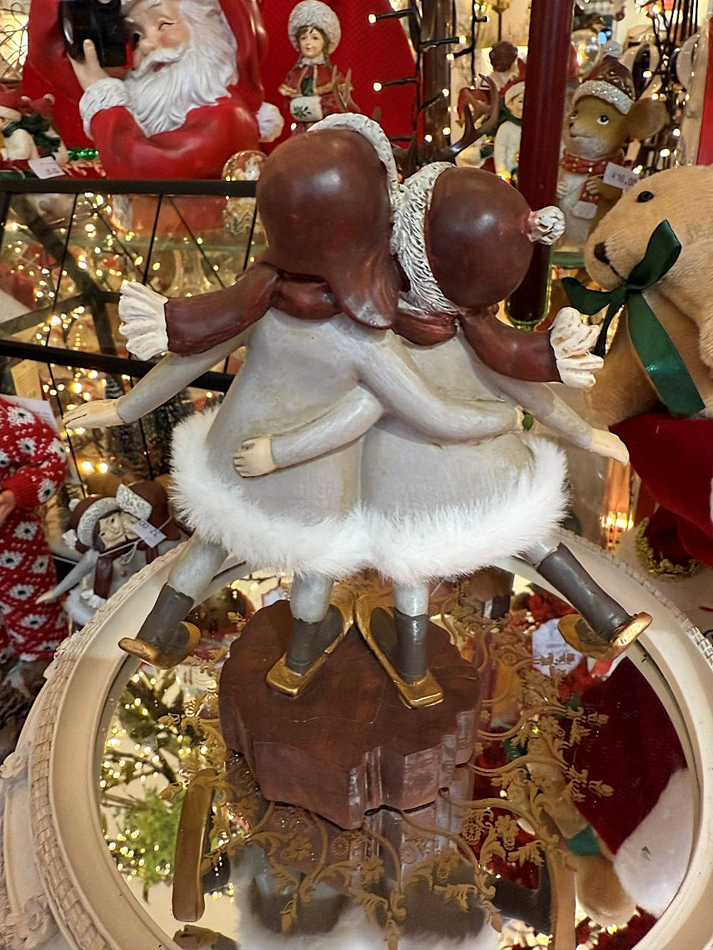 Figurine de Noël représentant deux petites skieuses en gris, blanc et marron, sur socle bois, ambiance hivernale romantique et féérique