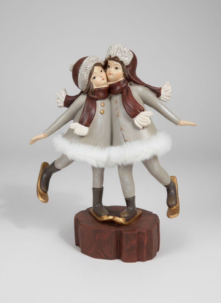 Figurine de Noël représentant deux petites skieuses en gris, blanc et marron, sur socle bois, ambiance hivernale romantique et féérique